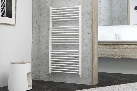 Weißer Handtuchheizkörper an Betonwand